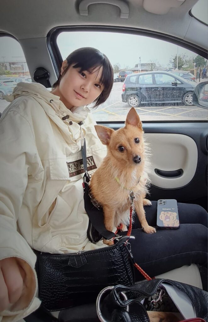 犬と一緒にリラックスしている野田樹潤さん
